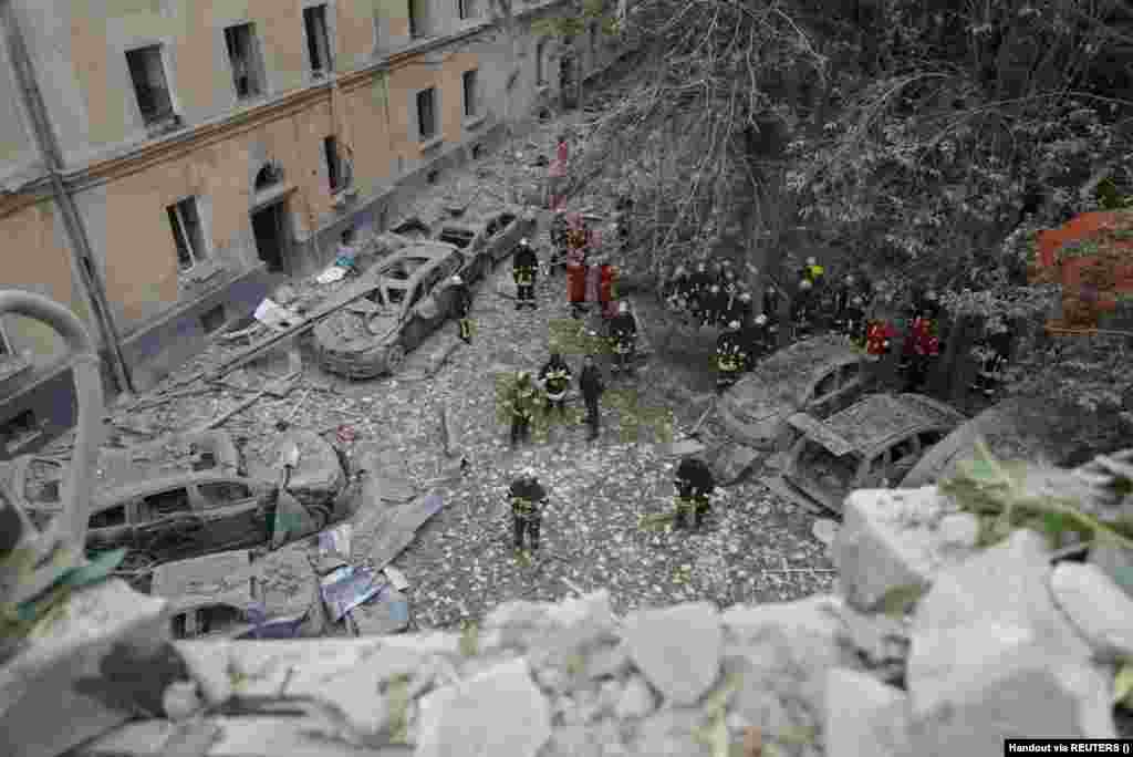 Міністр культури України Олександр Ткаченко повідомив, що Україна проінформувала ЮНЕСКО про російський ракетний удар по буферній зоні об’єкта Всесвітньої спадщини ЮНЕСКО «Львів – Ансамбль історичного центру». «Терміново офіційно повідомляємо ЮНЕСКО про це і як завжди чекаємо дій більших, ніж просто глибоке занепокоєння. Держава, яка не шанує ні життя людей, ні пам’ять, ні історію чужої незалежної країни – не має жодного права бути повноправним членом міжнародних організацій», – заявив міністр