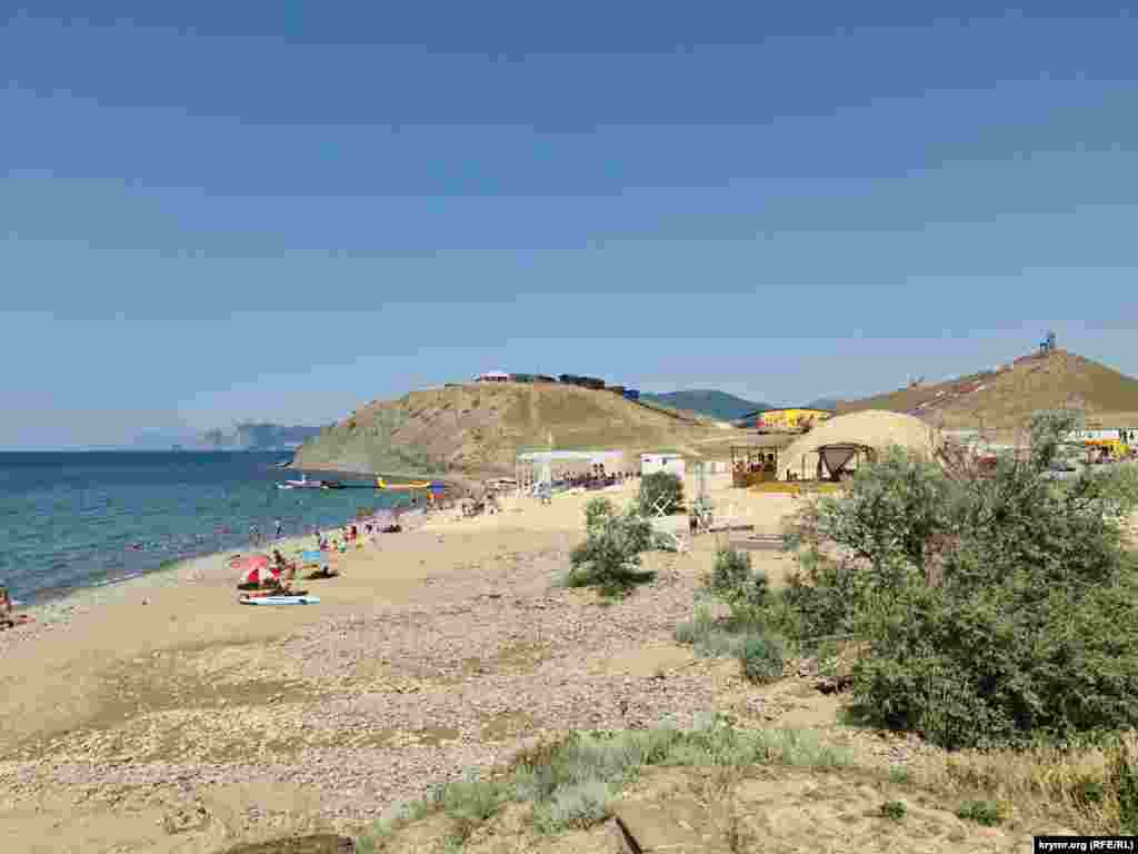 Новый пляж «Ракета» – главный пляж «Тавриды-АРТ», июль 2024 г., восточный Крым