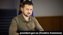 «Важливо поставити Путіна на місце і сказати, що ми не боїмось тебе. І членство України в НАТО – це одна із відповідей, яка фіксує, що світ не боїться будь-якого агресора. І він буде на самоті і точно програє», – Володимир Зеленський