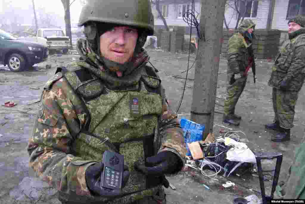 Арсений Павлов, 1983–2016 Павлов был известен под своим позывным "Моторола" в честь марки рации, которой он пользовался во время боевых действий в Донбассе. Он работал на автомойке в Ростове-на-Дону, а затем отправился в Украину во время беспорядков в начале 2014 года. Павлов приобрел известность как безжалостный боец со склонностью порождать вокруг себя настоящий хаос. Он признался, что лично казнил 15 украинских пленных, а также был заснят на видео, где он стреляет из гранатомета по случайным зданиям, чтобы "разбудить" жителей украинского города. В октябре 2016 года Павлов и его телохранитель погибли в результате взрыва бомбы в лифте его донецкой квартиры.