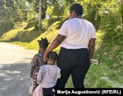 Djevojčice u kamp "Ušivak" dovela je majka, 28-godišnjakinja iz zapadnoafričke države Sierra Leone, koja kaže da je domovinu napustila bježeći od brutalne prakse genitalnog obrezivanja djevojčica i žena, 18. juna 2024.