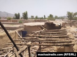 د کیمپ اوسېدونکي وايي، د جون پر ۱۷مه یوشمېر کسان ورغلل او د عدالتي امر پر اساس یې ودانۍ ړنګې کړې.