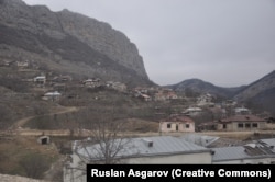 Rupe od metaka viđene na fasadi školske zgrade Dasalti/Karintak (u prvom planu) u decembru 2021.