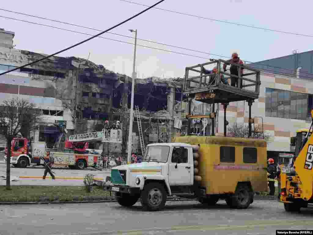 ДНІПРО – Ракета влучила у торговельний центр. За інформацією голови Дніпровської ОВА Сергія Лисака, також руйнувань зазнав пологовий будинок, пошкоджені вісім адмінбудівель, щонайменше 20 багатоповерхівок, 1 приватний будинок та автомобілі