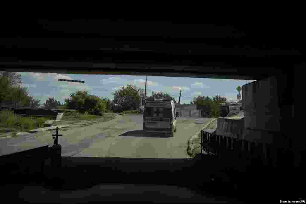 Волонтери українського  Червоного Хреста їздять по населених пунктах, допомагаючи виїхати людям, які хочуть евакуюватися