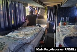 Автобус, яким їдуть переселенці