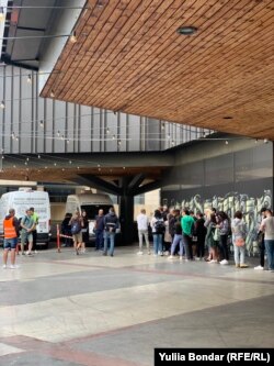 Зараз у черзі перебуває більше 14 тисяч людей