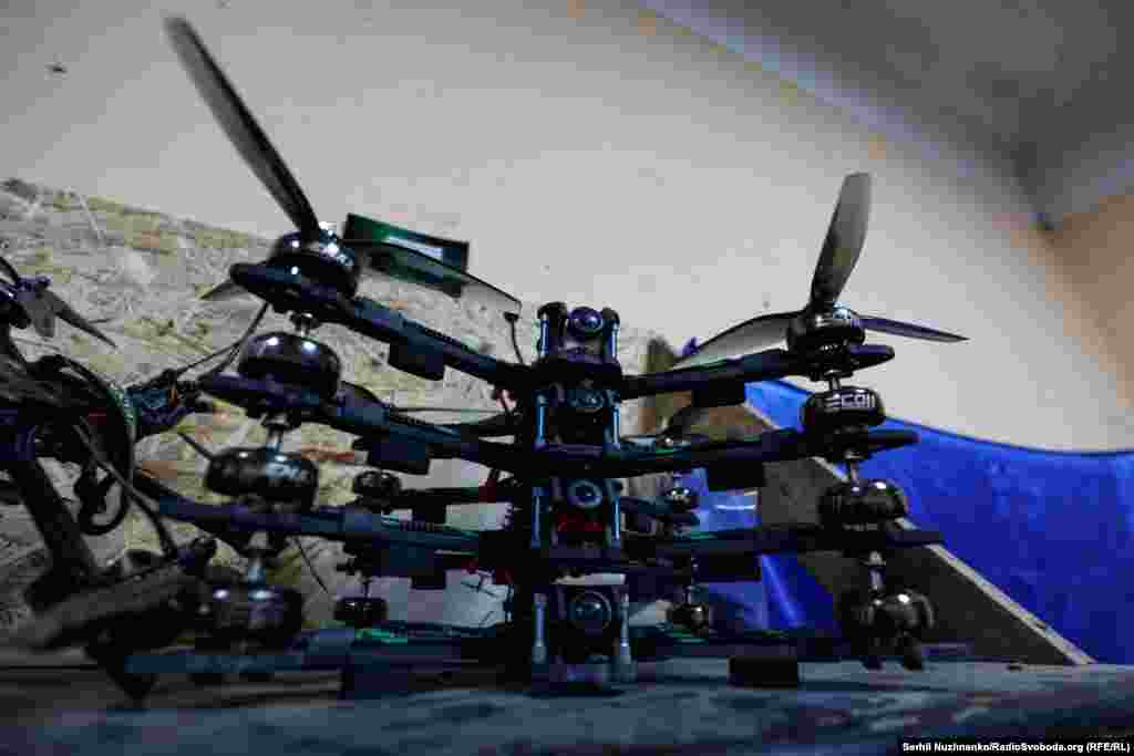 FPV-дрони – новий, але вже дуже масовий вид безпілотників, який активно використовують під час війни Росії з Україною. Головна відмінність цих БПЛА від решти масових цивільних «пташок» – керування через спеціальні окуляри, тобто із виглядом від першої особи, що й означає абревіатура англійською FPV – First Person View