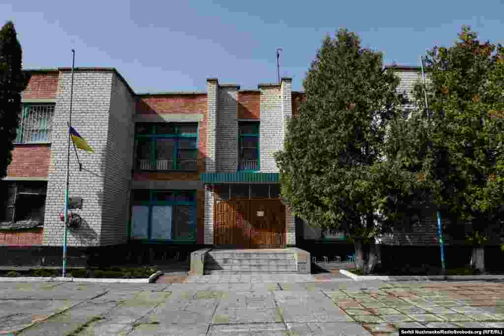 Пошкоджена будівля школи у нещодавно звільненому селі Рудницьке, березень 2022 року / На березень 2024 року будівля школи не відремонтована, хоч, за словами місцевих жителів, і кошти виділенні. Дітей возять на навчання до найближчої школи за 20 кілометрів 