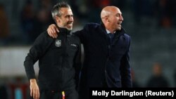 خورخه ویلدا (سمت چپ)، سرمربی اخراجشدۀ تیم ملی فوتبال زنان اسپانیا در کنار لوئیس روبیالس، رئیس تعلیقشدۀ فدراسیون