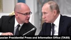 За даними СБУ, Сергій Кірієнко (ліворуч) багато років є довіреною особою Путіна і входить до його найближчого оточення.