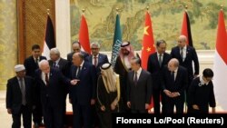 Китайський міністр закордонних справ Ван Ї з главами дипломатій арабських та мусульманських держав. Пекін, 20 листопада 2023 року