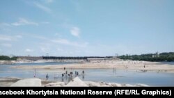 Обмілілий Дніпро між Хортицею і Дніпрогесом внаслідок зруйнування російською армією греблі Каховського водосховища. Червень 2023 року