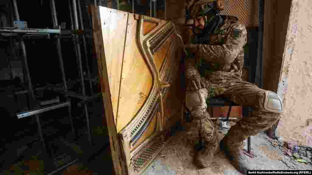 Под звуки «прилетов» украинский военный в подвале наигрывает мелодию