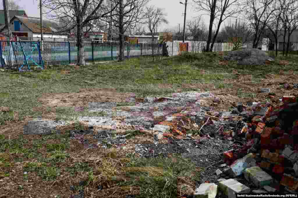 Російські військові атакували церкву у селі Лук‘янівка на Київщині. Щонайменше 4 танкових постріли влучили у храм. У результаті влучання снарядів дерев‘яна церква згоріла вщент. На момент бою в церкві нікого не було, березень 2022 року / На березень 2024 року відбудову церкви так і не починали