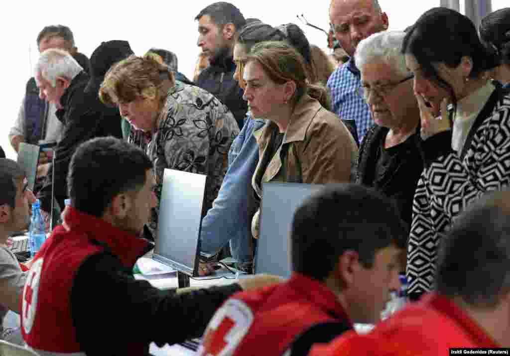 Біженці з Нагірного Карабаху реєструються в Центрі допомоги в прикордонному селі Корнідзор. Вірменія, 26 вересня 2023 року