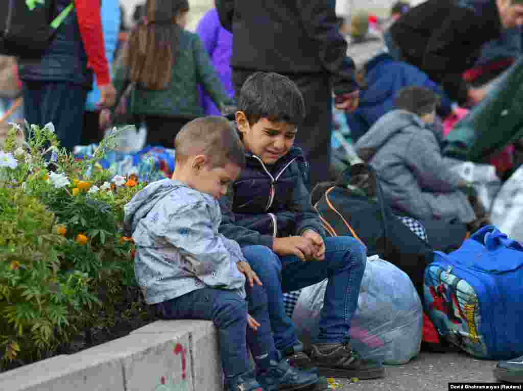 Хлопчик плаче посеред групи біженців, що чекають на виїзд із Нагірного Карабаху до Вірменії. Центр Степанакерта, 25 вересня 2-23 року Минулого тижня в результаті військової операції Азербайджану етнічна вірменська влада сепаратистського Нагірного Карабаху, яка існувала понад 30 років, фактично капітулювала перед Баку. Етнічні вірмени-біженці почали покидати Нагірний Карабах 24 вересня.