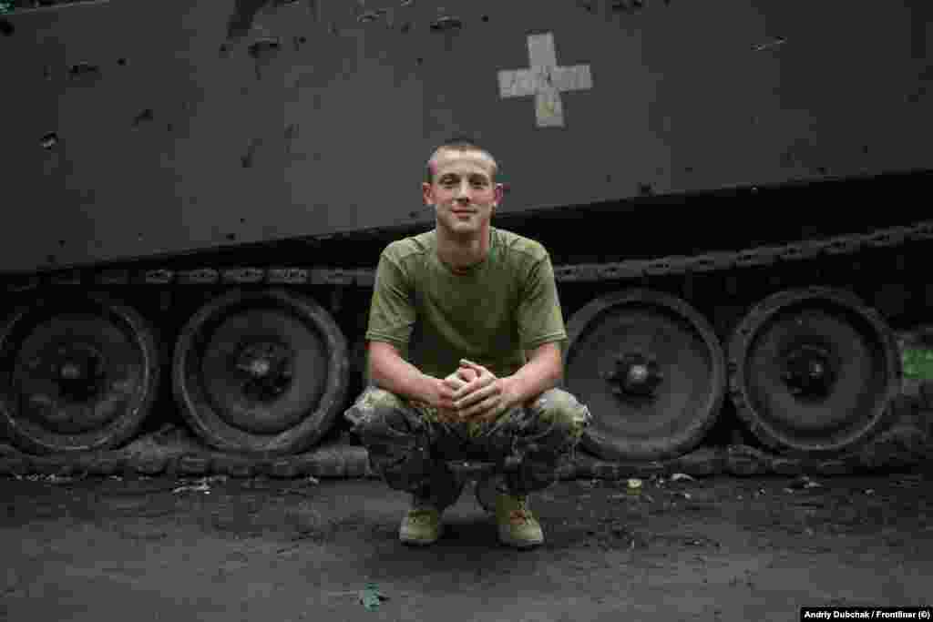 «Випив пива, і ще захотілося. І позичив я насильно грошей. Зараз жалію дуже про це....» – каже боєць на псевдо «Ян», який відбував покарання за статтею 122, ч.1 (нанесення умисного тілесного ушкодження середньої тяжкості).   Не всі засуджені можуть приєднатися до лав ЗСУ. Закон обмежує вступ для тих, хто вчинив злочини проти національної безпеки, умисні вбивства двох або більше людей (або вбивство з особливою жорстокістю, або поєднане зі зґвалтуванням чи сексуальним насильством), злочини проти статевої свободи, терористичні акти, порушення правил дорожнього руху у стані сп’яніння, якщо воно спричинило смерть кількох людей, вбивства правоохоронців або військових, а також тяжкі корупційні злочини