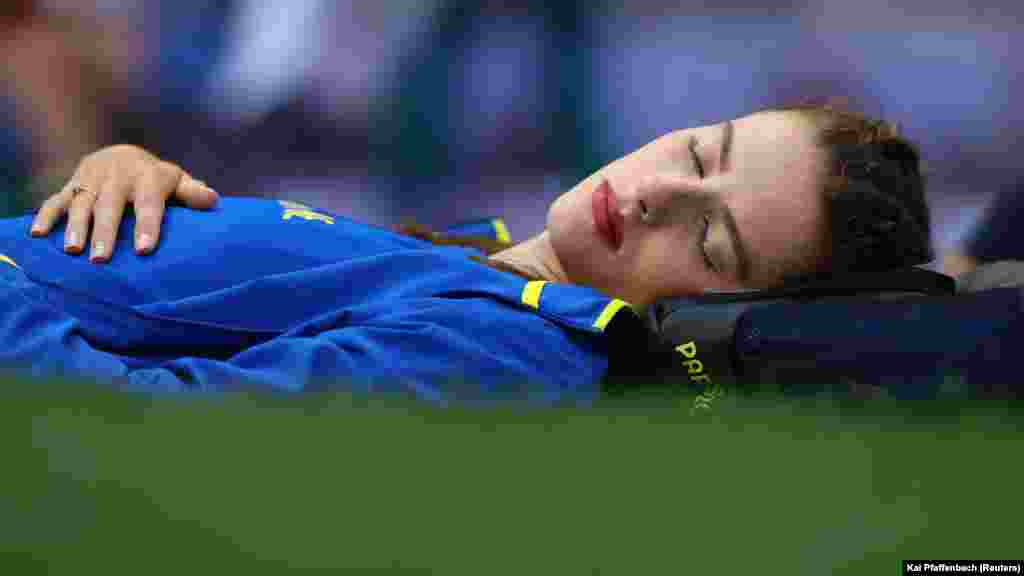 Олімпійську чемпіонку Ярославу Магучіх вже прозвали «Сплячою красунею». У соціальних мережах жартують, що саме через таке спокійне ставлення до змагань – поки всі хвилюються, українка спить – Ярослава і переписує щороку історію світового спорту