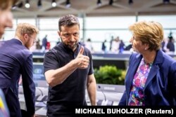 Президент України Володимир Зеленський під час розмови із федеральним президентом Швейцарії Віолою Амгерд. Глобальнйи саміт миру. Швейцарія, 16 червня 2024 року