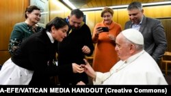Під час вручення папі Римському Франциску символічного подарунку – браслету із металу з «Азовсталі» 
