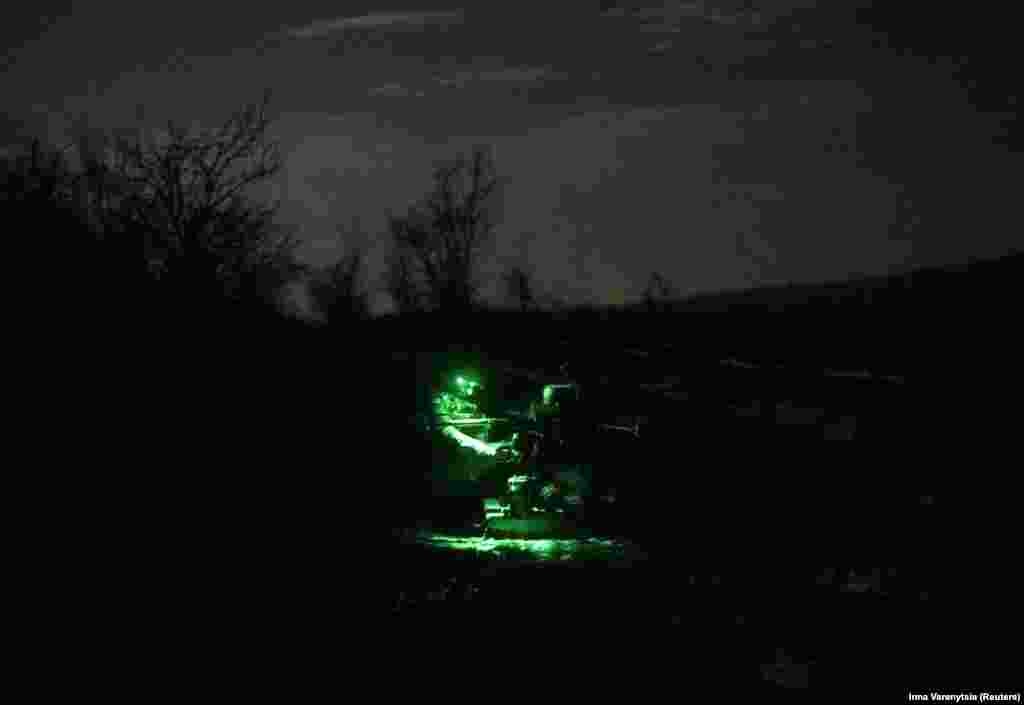 Український військовий у непроглядній темряві готує до запуску БПЛА «Вампір»