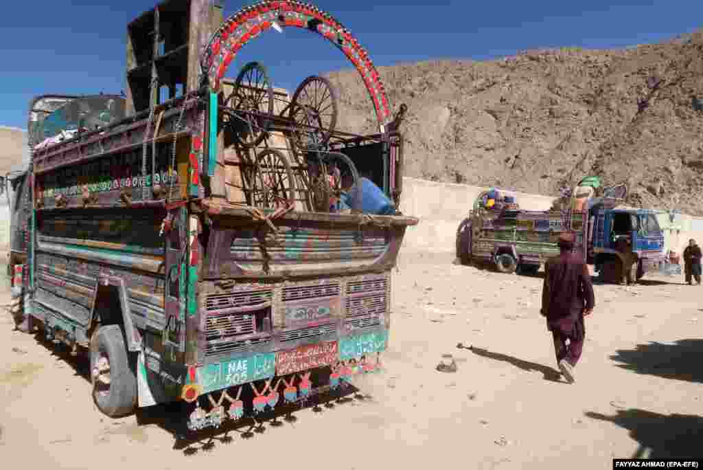 گروهی از دولت‌ها، گروه‌های حقوق بشر و سازمان‌های غیردولتی از پاکستان خواسته‌اند که در تصمیم خود تجدید نظر کند. گروه‌های حقوق بشری گفته‌اند که اخراج‌های دسته‌جمعی، افغان‌ها را در کشورشان در خطر اقدامات تلافی‌جویانه طالبان قرار می‌دهد.