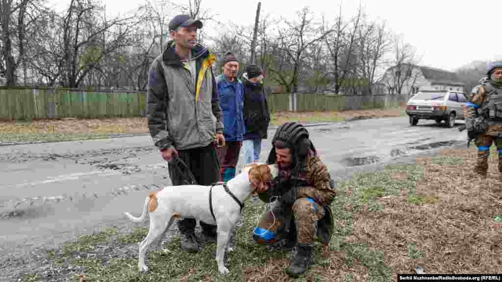 А хто навіть намагався під час руху колони, закинути солдатам у руки щось смачненьке і пачки цигарок. Фото від 2 квітня 2022 року