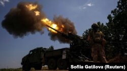 Український військовослужбовець веде вогонь із самохідної гаубиці 2С22 «Богдана» по позиціях російських військ біля Бахмуту на Донеччині, 5 липня 2023 року