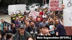 ჭიათურელი მაღაროელების და მათი მხარდამჭერების მსვლელობა "ჯორჯიან მანგანეზის" ოფისთან, თბილისი, 20 ივნისი.