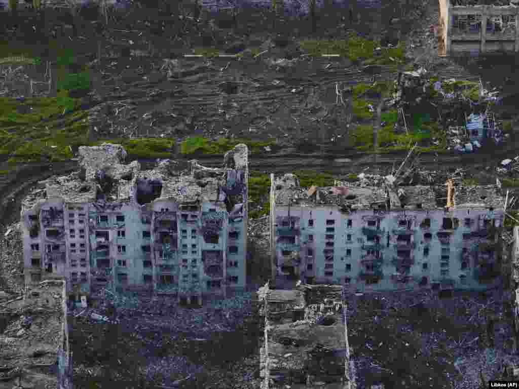 Мар'їнка розташована на нецілих 86 кілометрів на південний захід від Бахмуту – місця найкривавіших боїв війни. Обидва міста витримали нищівні артилерійські дуелі, які залишили після себе апокаліптичні сцени руйнувань