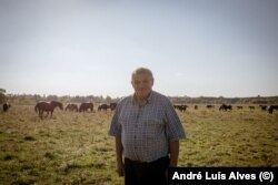 Український фермер Василь Власенко. Його угіддя межують з Росією через нешироку річку Псел