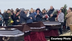 Прощання з родиною Путятіних. Фото: Суспільне, Харків