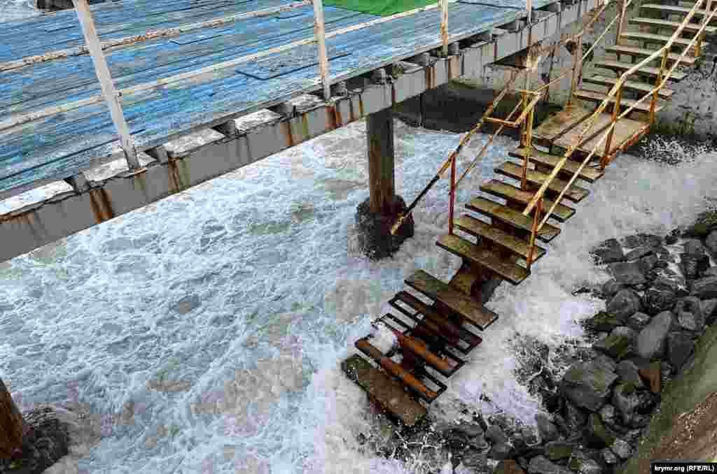 И на других тоже. Таким естественным образом море «слизывает» и без того узкую полоску самой пляжной территории