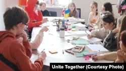 Українські діти разом малюють у Тбілісі під час акції, яку організувала громадська організація Unite Together.