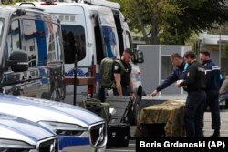 Članovi Frontex tima pripremaju svoju opremu zokom službenog pokretanja zajedničke operacije u Sjevernoj Makedoniji, u policijskoj vojarni u Skoplju, 20. aprila 2023.