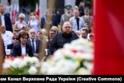 Спікерка польського Сейму Ельжбета Вітек і спікер Верховної Ради України Руслан Стефанчук. Вшанування біля пам'ятника жертв Волинської трагедії у Варшаві, 11липня 2023 року