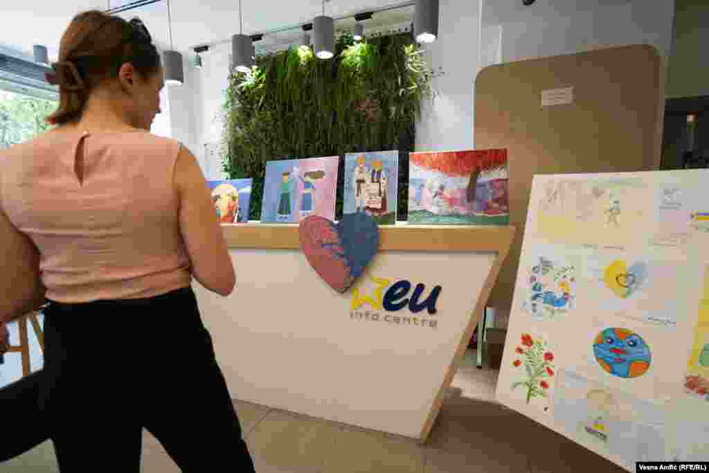 Відвідувачі виставки в інфоцентрі ЄС у Белграді, 23 серпня 2023 року