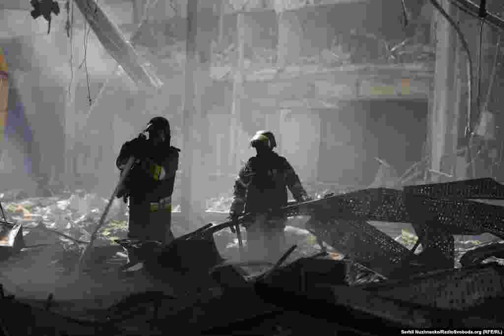 Рятувальники розбирають завали всередині зруйнованого обстрілом супермаркету  