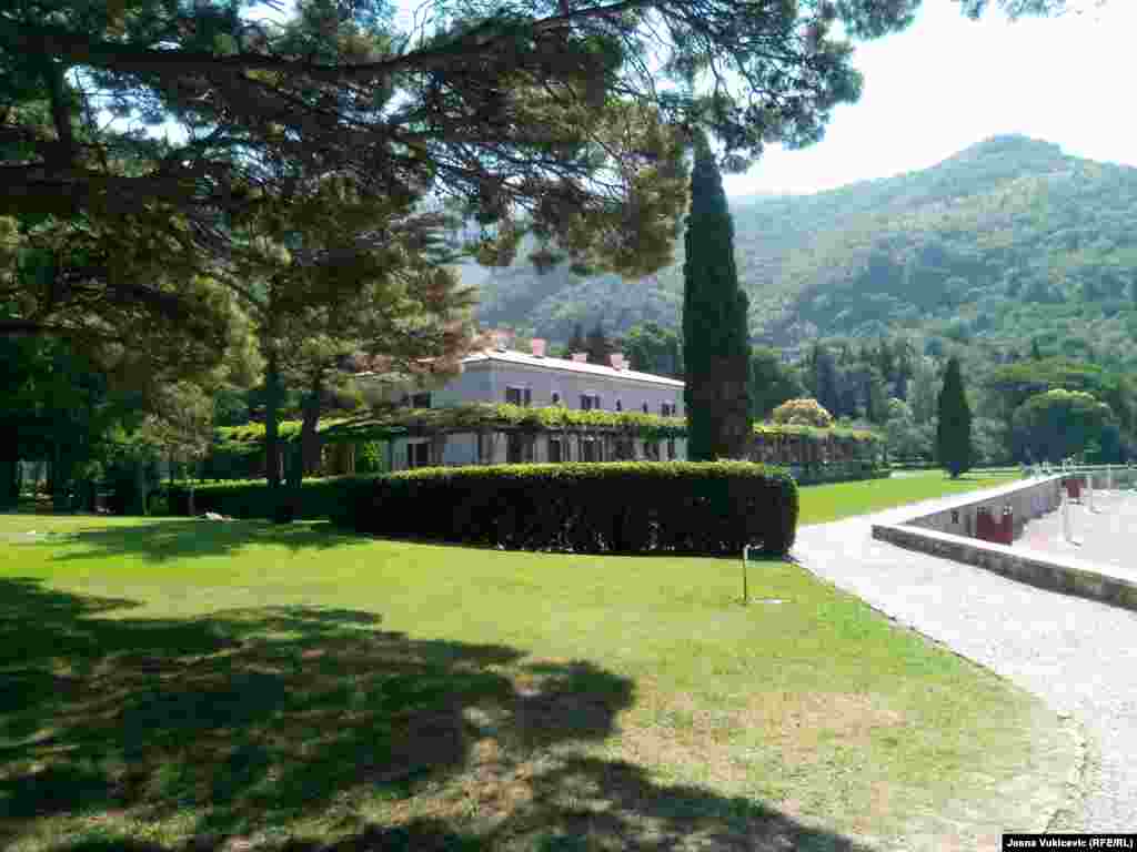 Nadležni u Vladi i ministarstvu, kao i zakupac, nisu odgovorili na pitanje RSE da li će, i kada, biti otvoren hotel Miločer, koji ima šest eksluzivnih apartmana i dvije vile. Osim obezbjeđenja i vozila snabdijevanja, nema znakova da u hotelu borave i turisti.  