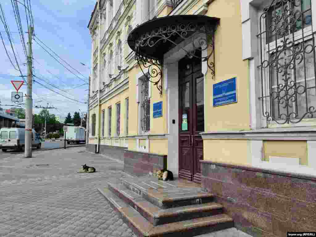 Но у здания офиса «национализированной» компании «Черноморнефтегаз» не оказалось вообще никаких флагов