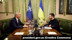 Під час візиту до Києва 20 квітня Єнс Столтенберґ (ліворуч від президента Володимира Зеленського) повторив, що майбутнє України – в НАТО, проте традиційно не назвав термінів для цього