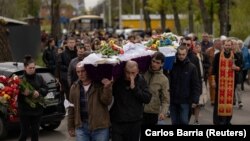Похороны двух детей, которые погибли в результате российского ракетного удара, Умань, 30 апреля 2023 года