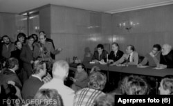 Ședință ad-hoc a FSN, după mitingul din Piața Victoriei, din 12 ianuarie 1990. La prezidiu, de la dreapta la stânga: Gelu Voican-Voiculescu, Petre Roman, Ion Iliescu, Dumitru Mazilu, Cazimir Ionescu.