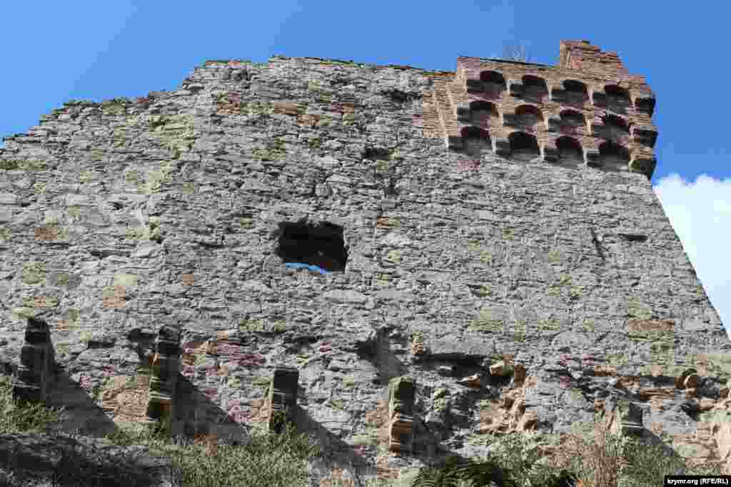 После 2014 года Россия включила башню Константина в список «объектов культурного наследия федерального значения». Как показывает время, это не спасло исторический памятник от разрушения