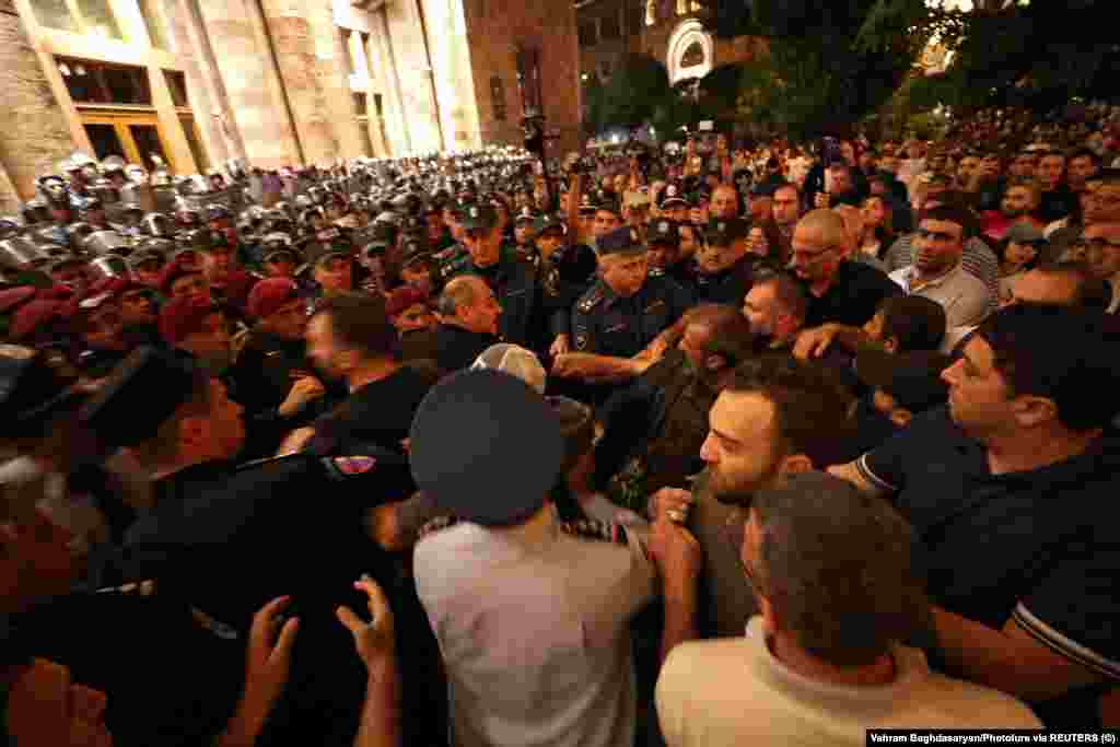 Сутички під будинком уряду у Єревані між протестувальниками та правоохоронцями під час мітингу з вимогою відставки прем’єр-міністра Вірменії Нікола Пашиняна через  капітуляцію Нагірного Карабаху. Вірменія, 21 вересня 2023 року