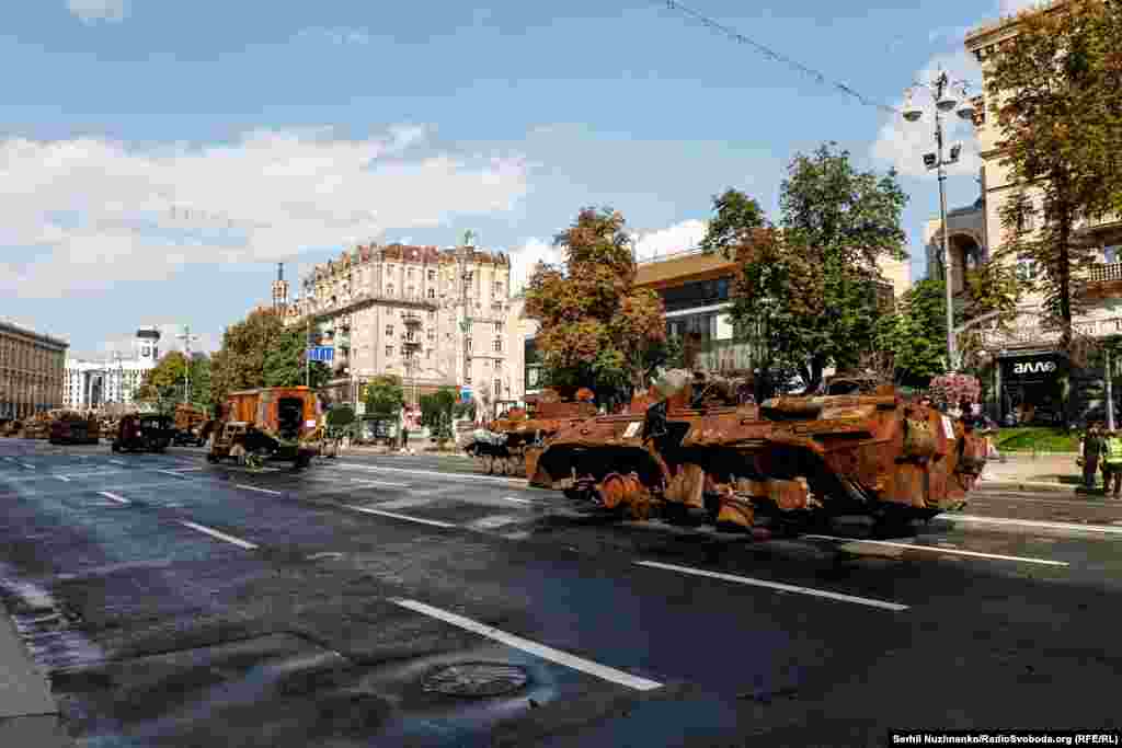 «Приїхали» Україна 24 серпня відзначає 32-гу річницю здобуття Незалежності. Оскільки іде другий рік російсько-української війни, масових заходів і святкувань не буде.  У містах і селах понесуть квіти до могил воїнів, які віддали життя, зупиняючи агресію Росії, захищаючи Україну  