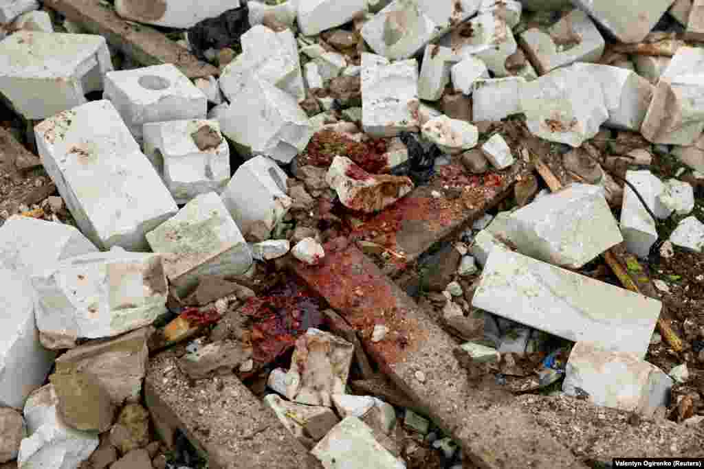 На руїнах будинку, куди влучила російська ракета, видно кров. Наразі відомо про 15 загиблих та 61 пораненого.  Міністр внутрішніх справ Ігор Клименко повідомив, що «серед загиблих внаслідок російського обстрілу – 25-річна лейтенант поліції. Жінка жила в сусідньому будинку, перебувала вдома на лікарняному. Смертельне осколкове поранення», – написав він у своєму телеграм-каналі