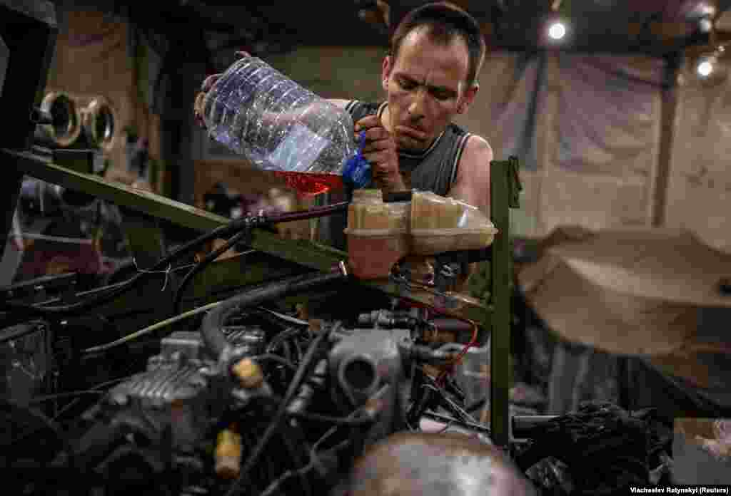 Дмитро готує одну з автівок до випробувань. «Навіть якщо (запчастина) зношена трохи, ми все одно заміняємо її на іншу, – сказав Дмитро агенції Reuters. – Чому? Тому що багі вирушає для виконання місії. Він повинен працювати, він ніколи не повинен зупинятися в русі і підвести (екіпаж). Це єдиний правильний спосіб виробляти та ремонтувати багі. Ми ставимося до цього дуже серйозно. Дуже!», – сказав він