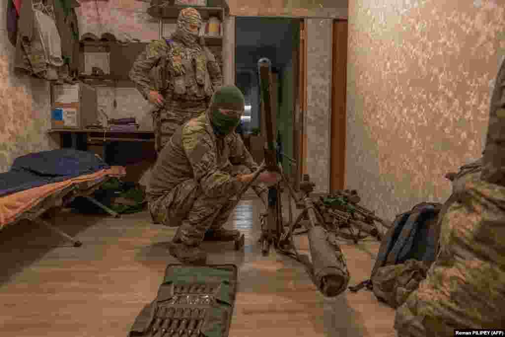 «Кузя» оглядає свою зброю. Він – 31-річний військовий високого зросту із блакитними очима. Скільки російських солдатів убив – сказати відмовився, але зізнався, що нервував, коли вперше по-справжньому стріляв зі снайперської гвинтівки. Вдалий постріл здійснив лише із третьої спроби. Але з тих пір не мав із цим проблем. «Не може бути жодних сумнівів, коли тиснеш на курок, – каже «Кузя». – Дідько, він – ворог для мене. Це він прийшов до мене додому. Я до нього не приходив»